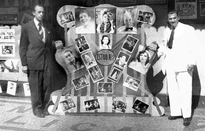 Francisco Morilha (Paquito) e Antônio Morilha Jimenes, de terno branco, em frente do Cine Curitiba | 