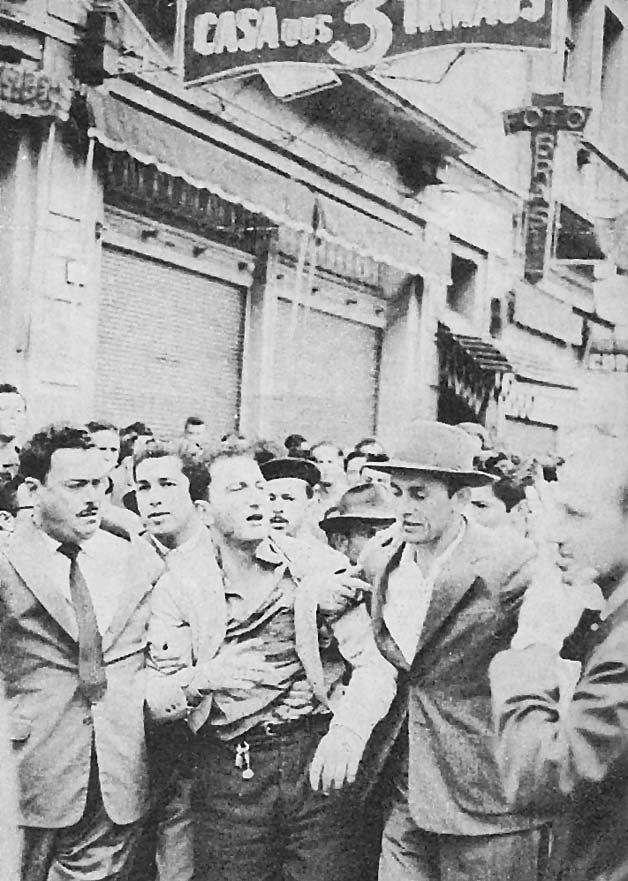 No centro, o comerciante Ahmed Najar: disputa com militar por nota fiscal começou a confusão | Reprodução