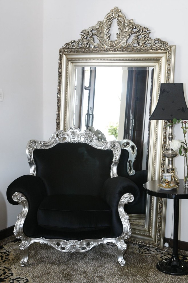 A poltrona Regence, da Decormade, é entalhada. Custa a partir de R$ 10.200 (dependendo do tecido e do acabamento) | 