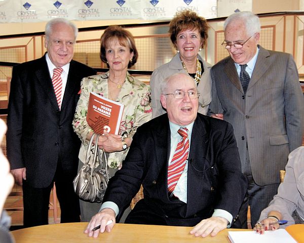 René e Rosarita Dotti, Vânia e Constantino Viaro com o autor | Foto: Lina Faria