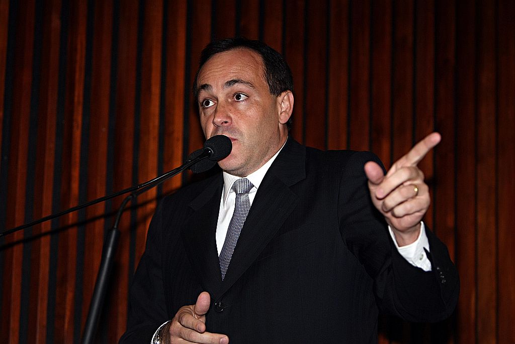 A decisão foi muito correta porque resguarda o direito de informação. Essa lei foi mal redigida porque não deixou brechas. Devia, por exemplo, poupar as logomarcas. Reinhold Stephanes Jr., deputado estadual (PMDB, contestando o projeto de autoria do governador Requião | Albari Rosa/Gazeta do Povo