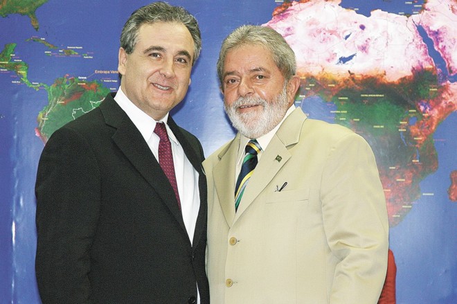 O oftalmologista curitibano Hamilton Moreira esteve nesta semana com o presidente Lula, no Palácio do Planalto, para tratar do programa Olhar Brasil, fruto da parceria entre o Ministério da Saúde e o Conselho Brasileiro de Oftalmologia, presidido por ele. O programa vai identificar e tratar problemas visuais nos alunos da rede de ensino fundamental de todo o país | 