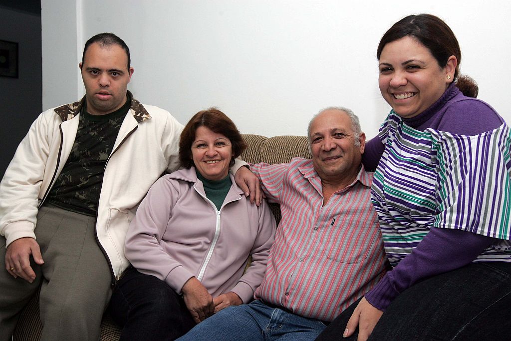 Willian com a família: rapaz, que desde bebê recebe atendimento especial, foi a primeira criança com menos de sete anos a ser atendida na Apae de Foz do Iguaçu | Christian Rizzi/ Gazeta do Povo