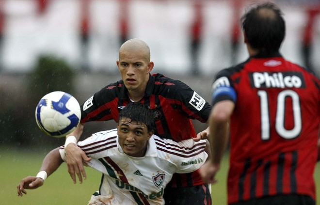 Marcação forte do Atlético dificultou a armação do Fluminense |