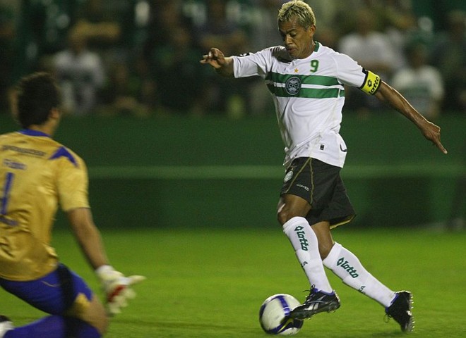 Marcelinho Paraíba faz bela jogada e prepara-se para driblar Fábio e fazer o gol de honra do Coritiba contra o Cruzeiro | 
