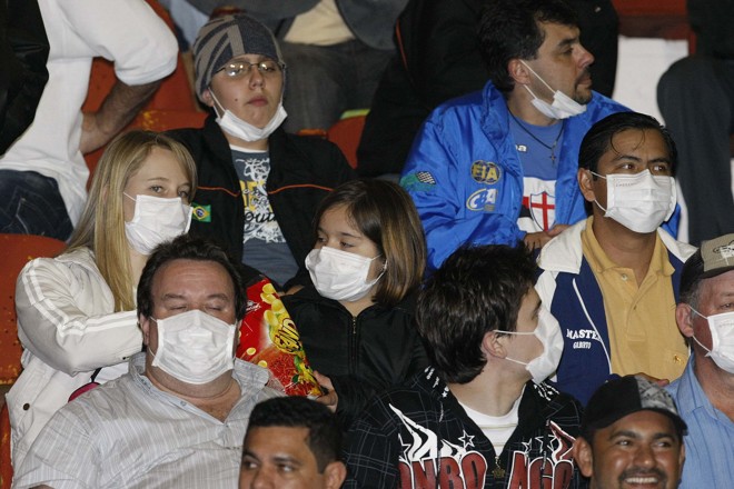 Antes do jogo, máscaras foram distribuídas para todo o público que foi ao Olímpico Regional |