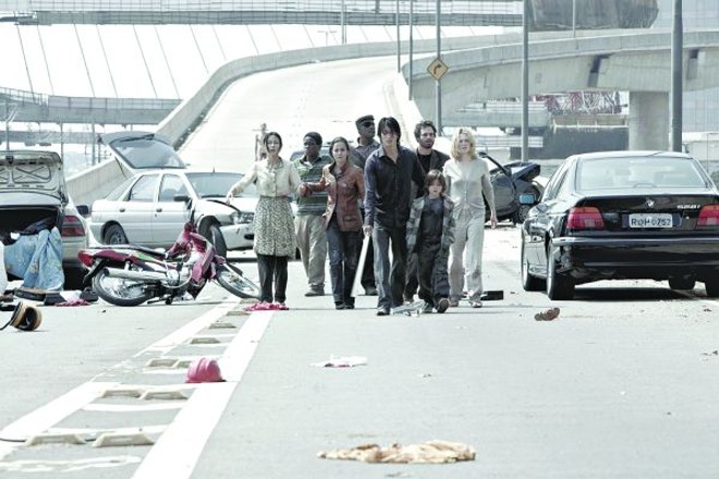 Cidade é devastada por causa do pânico gerado pela epidemia branca em Ensaio sobre a Cegueira (2008), de Fernando Meirelles |