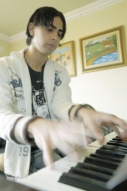 Rômulo Ramos e suas mãos talentosas: curitibano de 18 anos vive na Suiça e estuda em um dos mais renomados conservatórios de música do país europeu | Fotos: Marcelo Elias/Gazeta do Povo