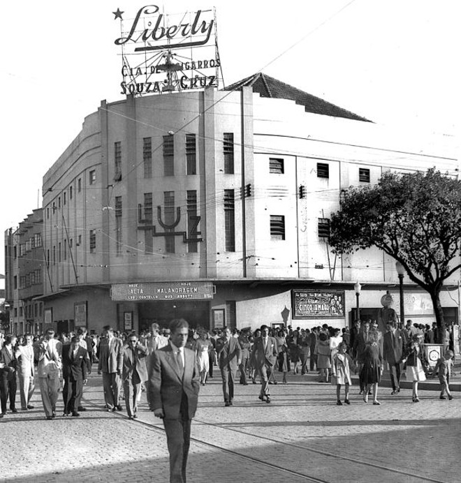 Cine Luz, na Praça Zacarias. Saída de uma matinê de domingo, em 1945 | 