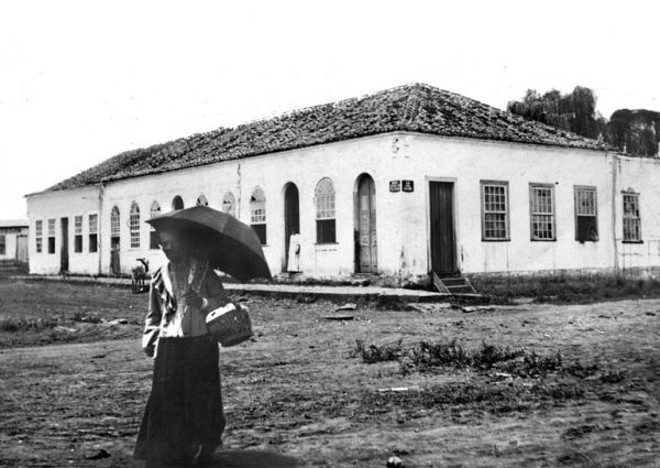 Largo do Ventura: Em outro detalhe, vemos o casarão que existia na esquina daquele largo com a Rua João Negrão, em fotografia feita em 1905. Esta região de Curitiba passou a ser ocupada após o início da construção da futura Estação da Estrada de Ferro, em 1882. | 