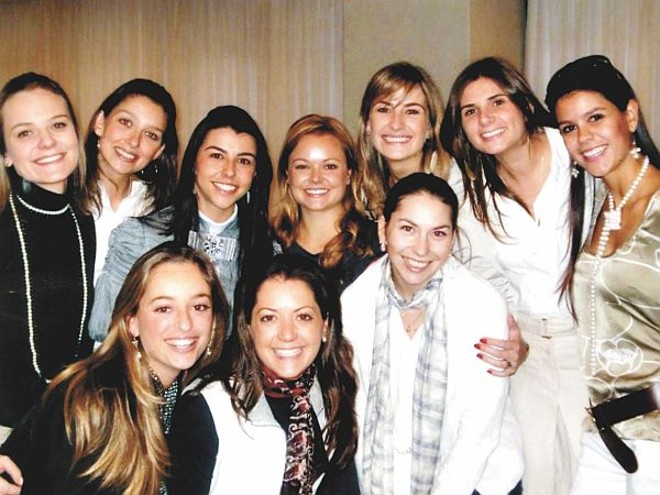 CASAMENTO MARCADO - A advogada Maria Francisca Accioly (quinta, na fileira de trás), com casamento marcado para outubro, em evento que promete ser um dos mais bonitos da temporada, contou com a presença das amigas Cecília Cavalcanti, Maria Fernanda Chueire, Maria Cristina Correa, Marcela Miró Gomes de Oliveira, Camila Marder, Flávia Martinelli, Natasha Carraro, Gisela Miró e Nicole Trauczinsky em seu Chá de Panela, oferecido por Rose Mattos da Fonseca em sua elegante residência. O evento contou com participação especial de Luciana Krizanowsli e Lislaine Tocach de Melo, da No Secrets, que deram palestra sobre sensualidade para as presentes | 