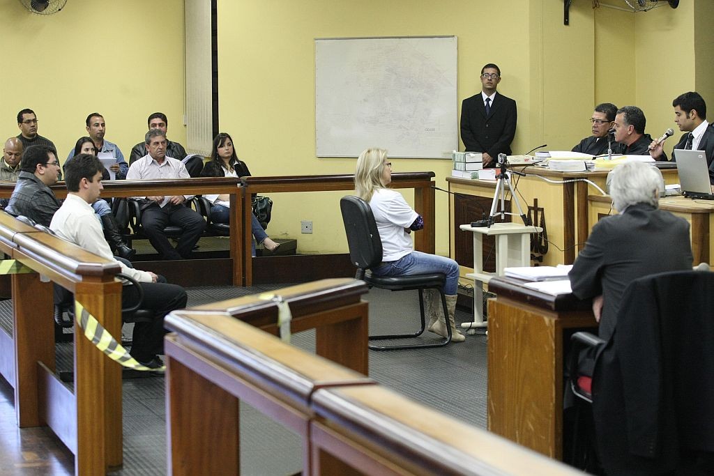 Júri popular inclui argumentação da promotoria e da defesa, além de depoimentos