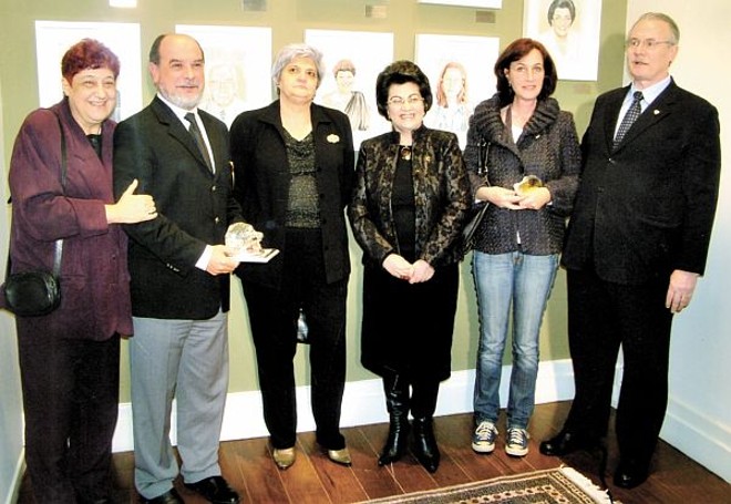 TRINTA ANOS DA SECRETARIA DA CULTURA - Na mostra comemorativa às três décadas da criação da Secretaria de Estado da Cultura, que conta com fotografias e objetos que contam a história da instituição, registramos a presença do vice-governador Orlando Pessuti, Monica Rischbieter, da atual secretária da Cultura, Vera Mussi Augusto, Gilda Poli, Fernando Ghignone e Lúcia Camargo. A exposição permanece até 11 de setembro, tendo como destaque a galeria permanente com retratos dos ex-secretários feitos pelo grande cartunista Paixão | 