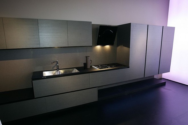 Eletrodomésticos escondidos e design limpo são a proposta da linha Collezione da SCA |