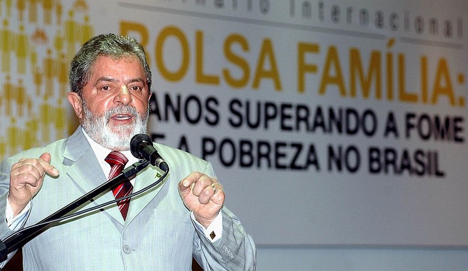 Ampliação e reajuste do Bolsa Família custarão R$ 561 milhões O presidente Lula condenou os críticos do programa : Tem gente tão imbecil e ignorante que ainda fala que o Bolsa Família é para deixar as pessoas preguiçosas | Antonio Cruz/ABr