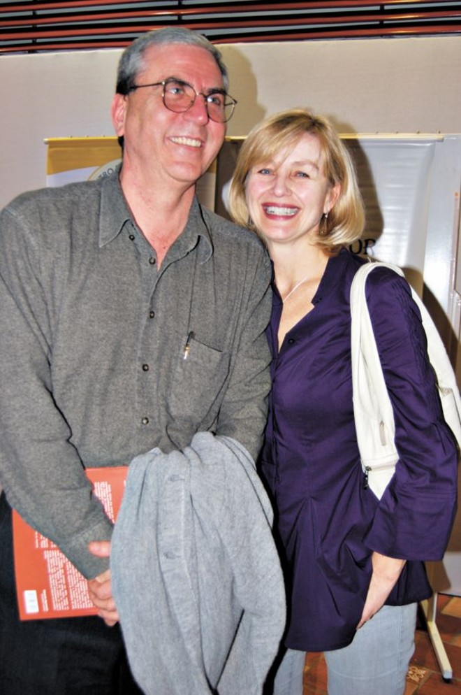 De Foz do Iguaçu, a presença simpática do casal Ricardo Mac Donald, irmão do prefeito de lá e assessor do deputado Gustavo Fruet, no lançamento de Vozes do Paraná 2, de Aroldo Murá, no Crystal | 