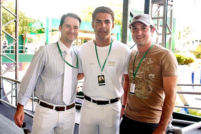 O cavaleiro Doda Miranda (ao centro), marido de Athina Onassis, com o presidente da Sociedade Hípica Paranaense, Fernando Sperb (à esq.), e Daniel Khury, um dos donos da empresa curitibana |