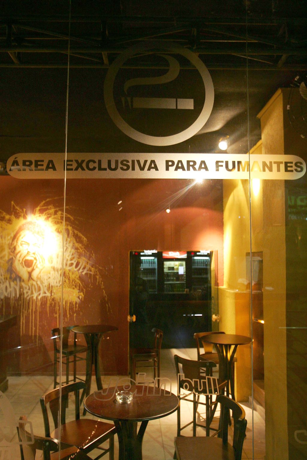 Alguns bares de Curitiba já adotaram espaços específicos para fumantes | Ivonaldo Alexandre/ Gazeta do Povo