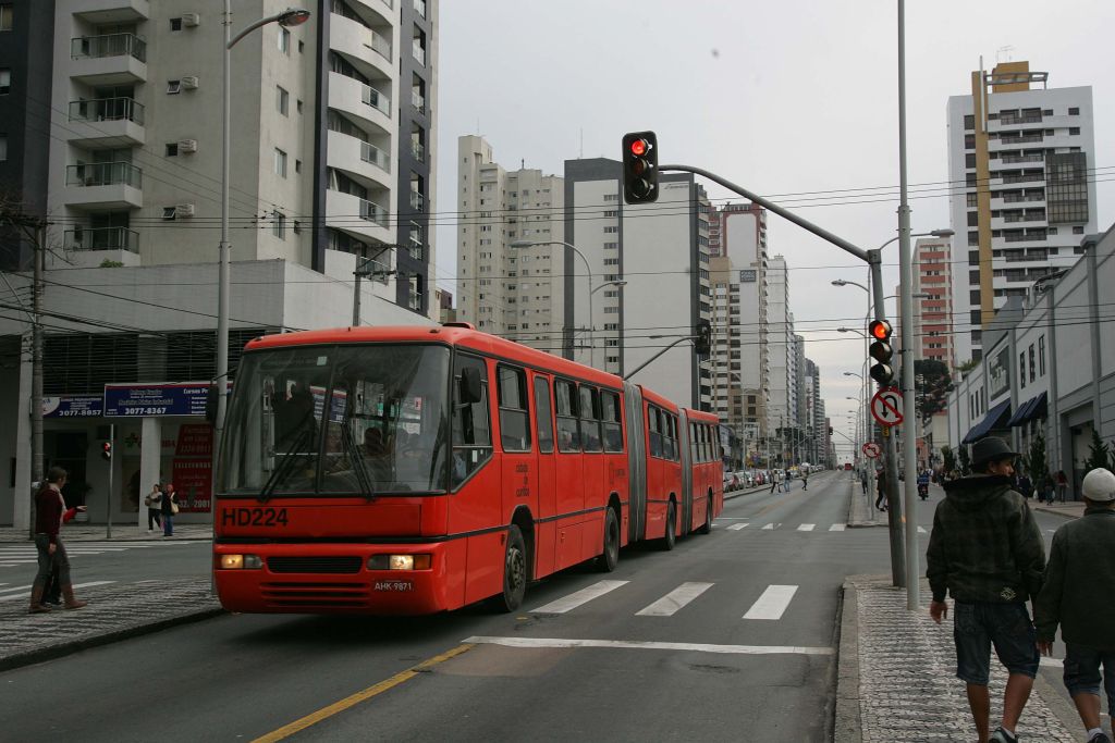 Flagrante de ônibus desrespeitando sinal em Curitiba | Ivonaldo Alexandre/ Gazeta do Povo
