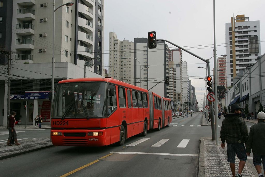 Flagrante de ônibus desrespeitando sinal em Curitiba