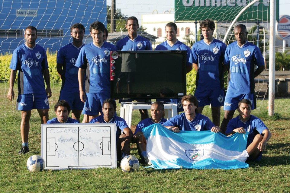 Jogadores do Londrina e TV de Plasma que será rifada nesta quarta-feira | Gilberto Abelha / JL