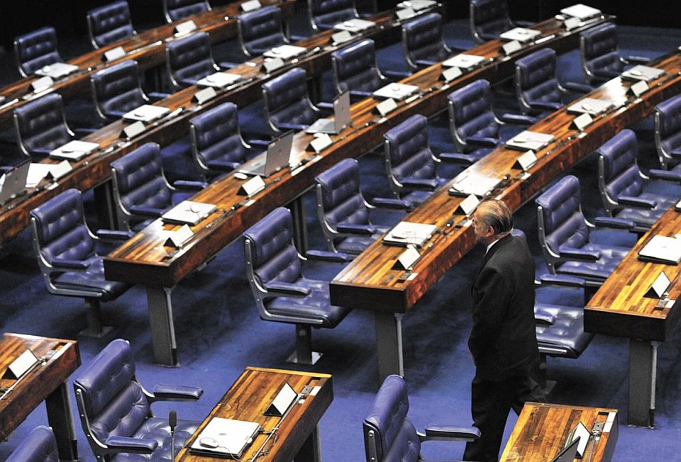 José Sarney (PMDB-AP) caminha pelo plenário vazio do Senado: arquivamento das denúncias contra o peemedebista no Conselho de Ética da Casa deve acirrar ainda mais o clima entre os senadores e atrasar a votação de projetos importantes | Fabio Rodrigues Pozzebom/ABr