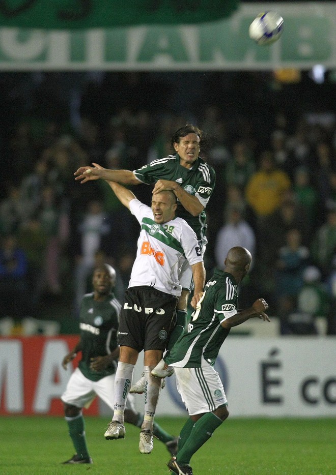 O jogo foi pegado, de forte marcação. O Coritiba lutou até o fim e foi premiado com gol aos 45 minutos do 2º tempo e a vitória sobre o líder |
