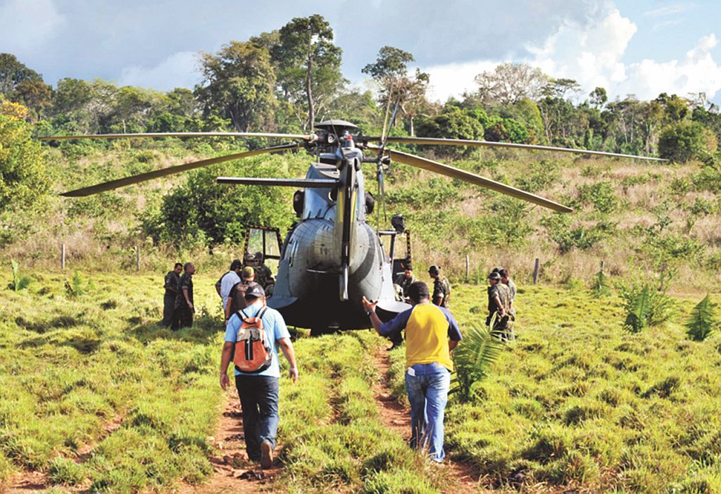 Helicóptero do Exército, usado pela equipe que mapeou a área de busca dos corpos: apesar da estrutura montada, irmã de desaparecido denuncia descaso com a equipe que escavará a região para encontrar ossadas | TerezaSobreira/MinisteriodaDefesa