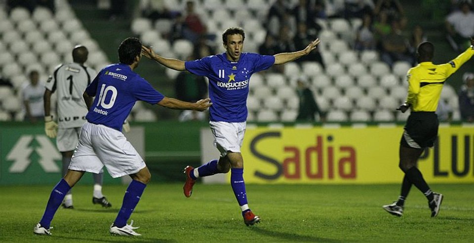 Thiago Ribeiro comemora o segundo gol cruzeirense sobre o Coritiba | Antônio Costa/Gazeta do Povo