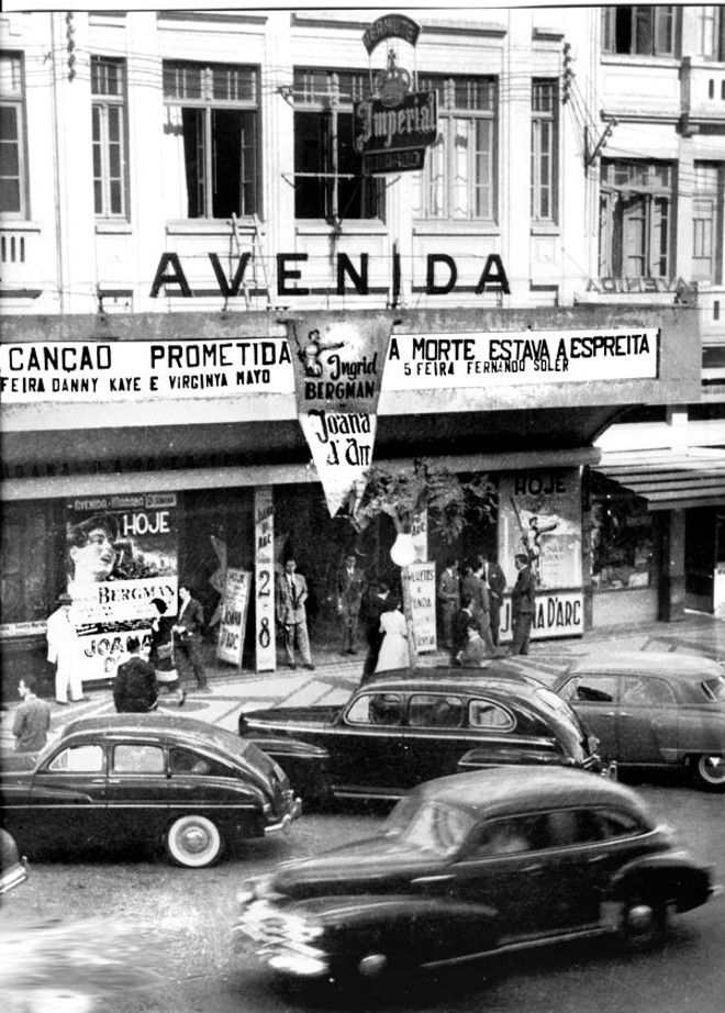 Fachada do Cine Avenida, na década de 1950 | 