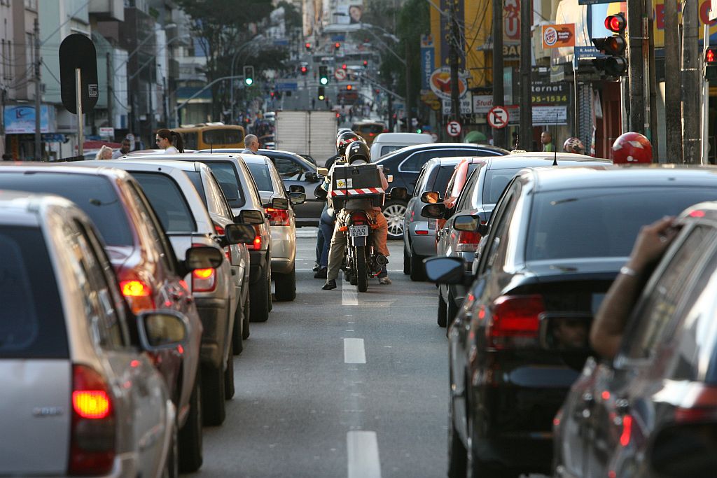 Número de carros no Paraná cresceu 42% em cinco anos. Controle de fluxo de veículos passa por sistema de transporte coletivo mais eficiente | Marcelo Elias/Gazeta do Povo