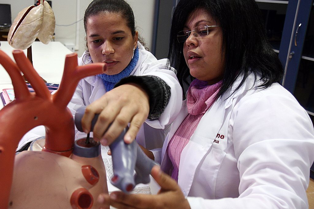 Natália e Lucilene, alunas de Medicina da UEPG, dizem não ser discriminadas na faculdade | Henry Milleo/ Gazeta do Povo