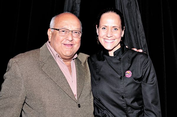 Foi dos mais prestigiados o jantar realizado pelo Lar Escola Dr. Leocádio José Correia na quinta-feira, no Espaço La Table. O evento foi mais uma ação da campanha Vamos fazer uma Vaquinha, que visa arrecadar fundos para a construção da nova sede da entidade, presidida pelo professor Maury Rodrigues da Cruz, na foto ao lado da chef Daniela Prosdócimo, que cedeu as instalações de seu buffet e fez a comida | Kelly Knevels