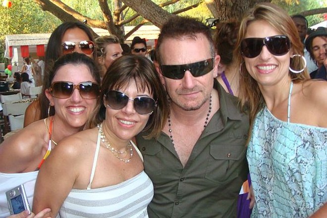 De férias em Saint-Tropez, as curitibanas Priscila Artigas, Patrícia Dias (ambas à esq.) e Paola Schwab (à dir.) encontraram com Bono Vox, vocalista da banda U2 no almoço do último domingo no restaurante/clube Nikki Beach do badalado balneário francês | 