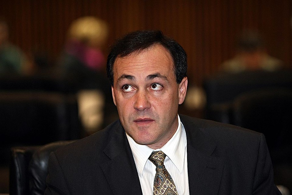 Estou apenas defendendo o direito dos fumantes de manterem o prazer e o vício deles. Não podemos ser radicais a ponto de proibir tudo. Stephanes Jr., deputado estadual (PMDB) | Albari Rosa/ Gazeta do Povo