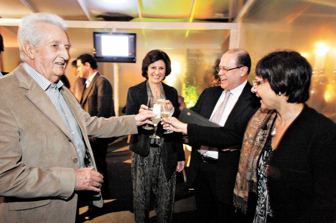 O construtor Henrique de Souza Padilha e sua mulher, Rosemary, brindam com o casal Maria Heloísa e José Ecio Pereira (à dir.) no evento de apresentação do residencial Jardins do Soho, da construtora Partilha. Pereira foi o primeiro a fechar negócio durante a festa, realizada na noite de quinta-feira |