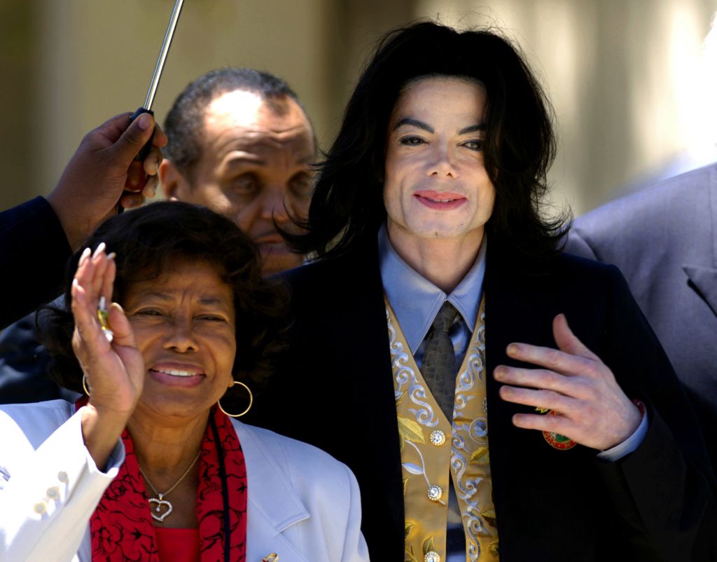 Katherine Jackson ao lado do filho Michael Jackson, em foto de arquivo de 2005: testamento do ícone pop pedia que filhos ficassem com a avó | Lucas Jackson / Reuters