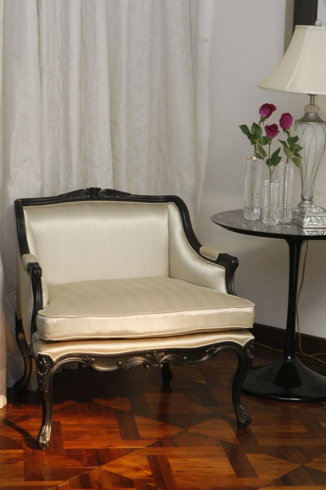 A poltrona entalhada com acabamento em madeira escura, da Decormade. A partir de R$ 3.560 | 