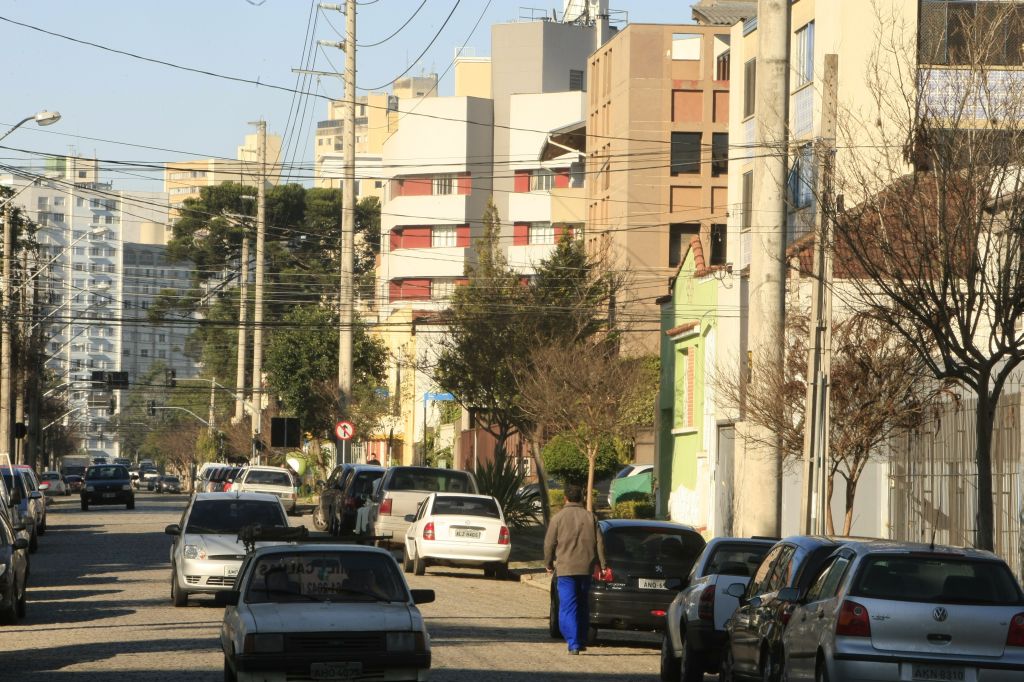 Casas com fins comerciais e prédios com menos de dez andares são os imóveis encontrados na Rua 7 de Abril | Aniele Nascimento/Gazeta do Povo