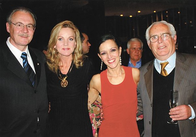 40 ANOS DE ARTE - O vice-governador Orlando Pessuti e sua esposa, Regina, Eleonora Greca e Constantino Viaro estavam entre os presentes na comemoração dos 40 anos do festejado Ballet Guaíra, realizada no Embratel Convention Center. (foto Tiomkim) |