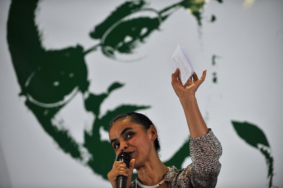 Senadora exibe cartão de filiação ao Partido Verde durante cerimônia em São Paulo | AFP