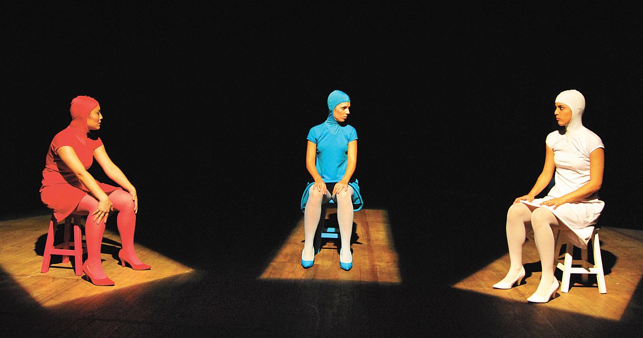 Kelly Eshima, Cilliane Vendrusculo e Ana Ferreira, como peças de um jogo, narram as aventuras urbanas da personagem U no espetáculo escrito por Luiz Felipe Leprevost e dirigido por Nina Rosa Sá, em cartaz no Teatro José Maria Santos | Marcelo Deguchi/Divulgação