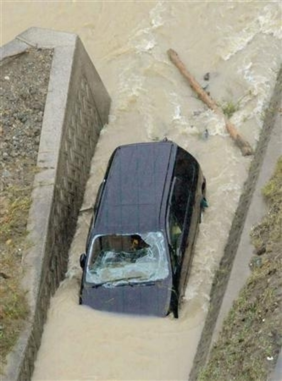 Carro é levado pela água em enchente na cidade japonesa de Sayo, no oeste do país | Reuters