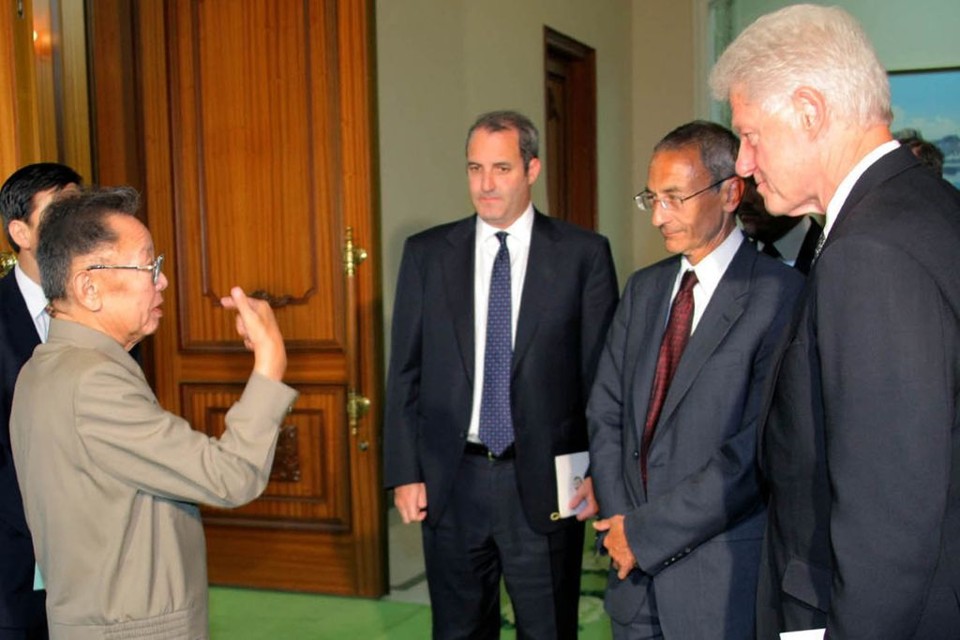 Líder norte-coreano Kim Jong Il (2º esq.) e o ex-presidente dos EUA Bill CLinton (dir.) participam de reunião em Pyongyang, para negociar soltura das duas jornalistas | KNCA VIA Korean News Service / AFP Photo