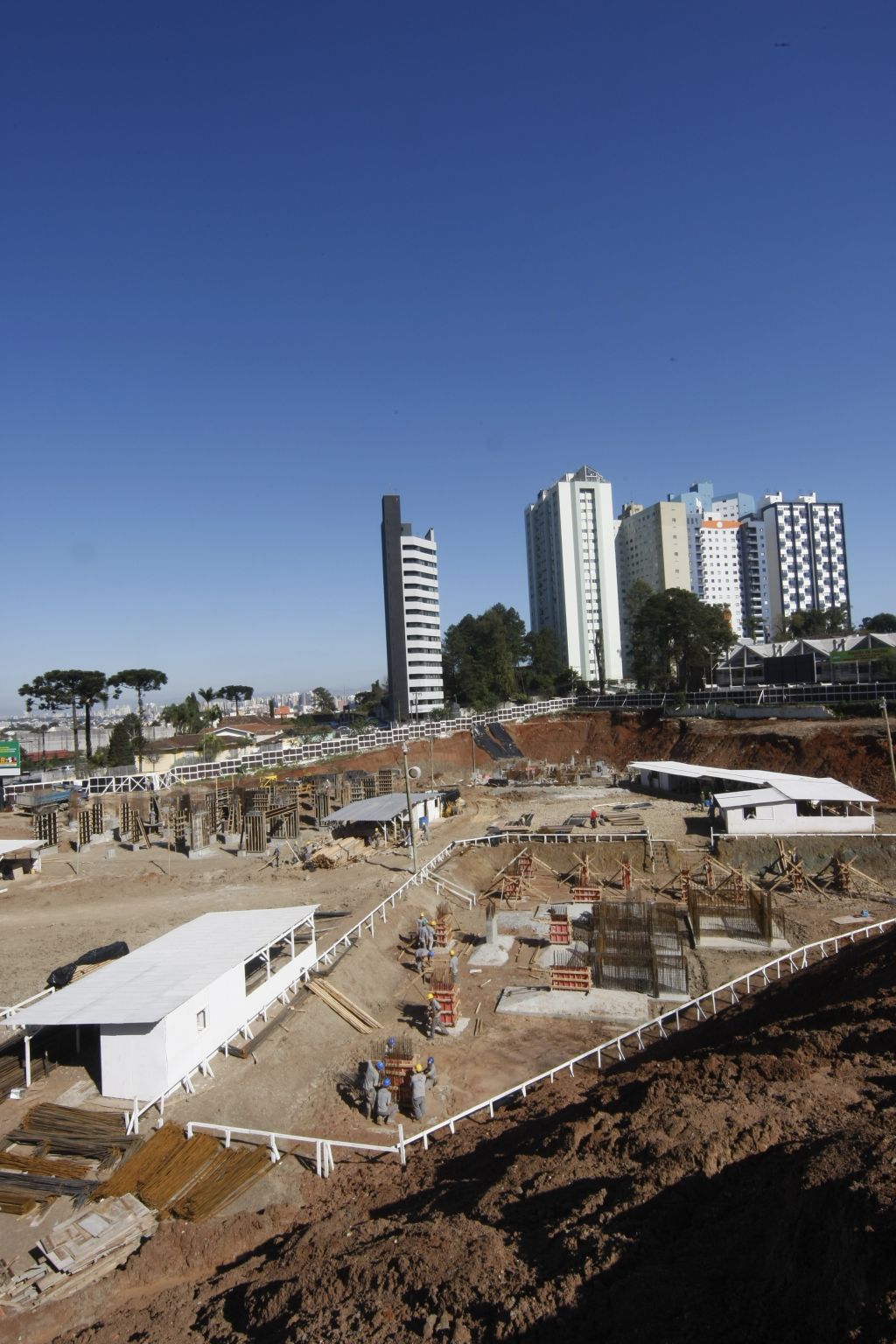 Obras do Botânica, em Curitiba: atraso após a empresa ser duramente atingida pela crise econômica | Aniele Nascimento/ Gazeta do Povo