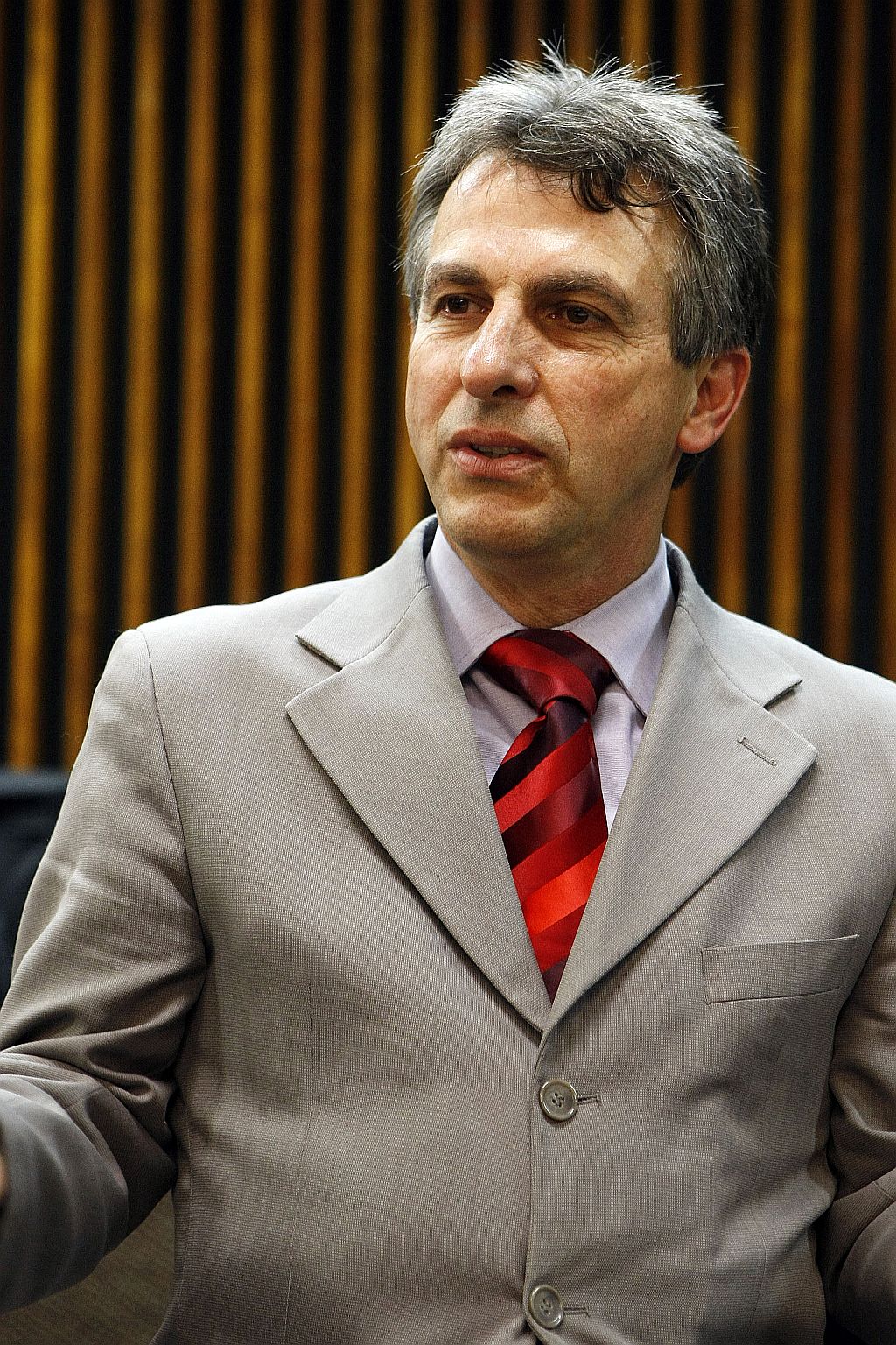 Não podemos votar esse aumento sem saber quanto os cartórios arrecadam e quanto gastam. Tadeu Veneri, deputado estadual (PT) | Rodolfo Bührer/Gazeta do Povo