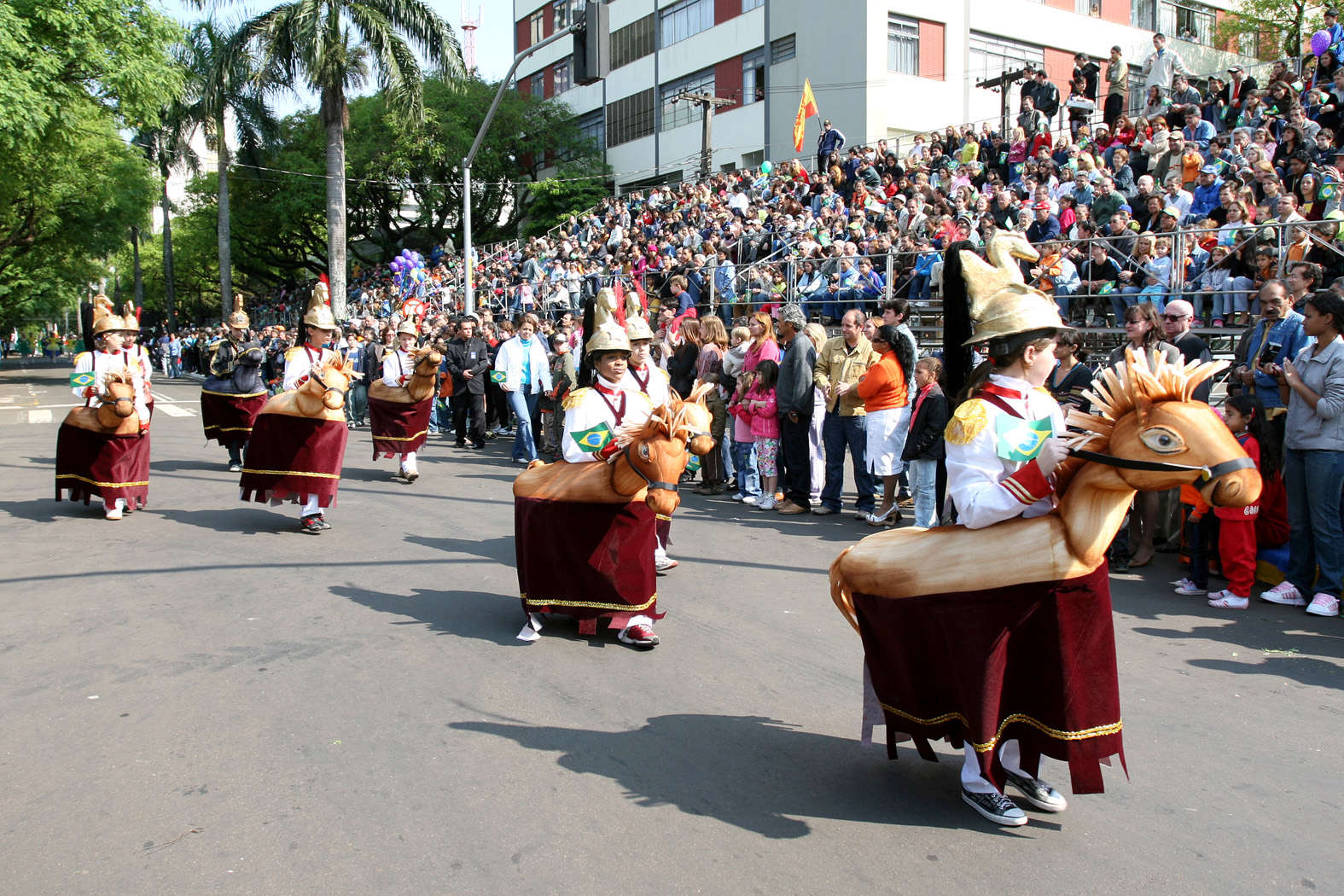 Desde 2006 a cidade promove desfiles temáticos, que lembram apresentações de escolas de samba | Ricardo Lopes/PMM