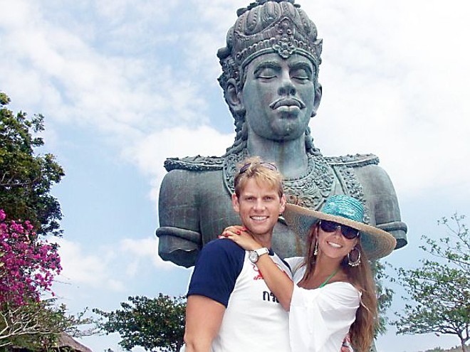 Juliana e Joey Kennedy retornaram de Bali, onde passaram a lua de mel. Após o MBA dele na UCLA, em Los Angeles, o casal vem morar em Curitiba, onde residem os pais dela, Luly e Paulo Augusto Zanardi |