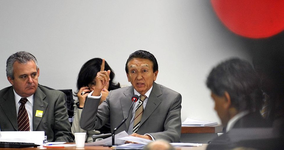 O ministro de Minas e Energia, Edison Lobão, durante encontro com a bancada do PMDB na Câmara: para ele, Petro-Sal e modelo de partilha exigem rapidez do Congresso | Fabio Rodrigues Pozzebom/ABr