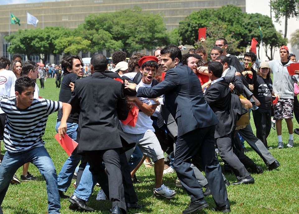 Fora Sarney causa confusão no desfile Manifestantes enfrentaram seguranças na Esplanada dos Ministérios | Marcello Casal Jr./ABr